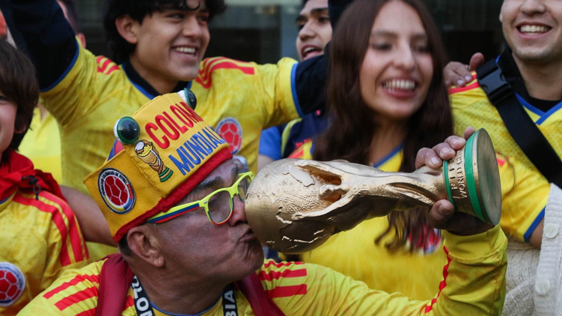 Aficionados de la Selección de Colombia a las afueras del hotel The Westin Santa Fe, donde recibieron al equipo el 15 de junio. Foto: Cuartoscuro