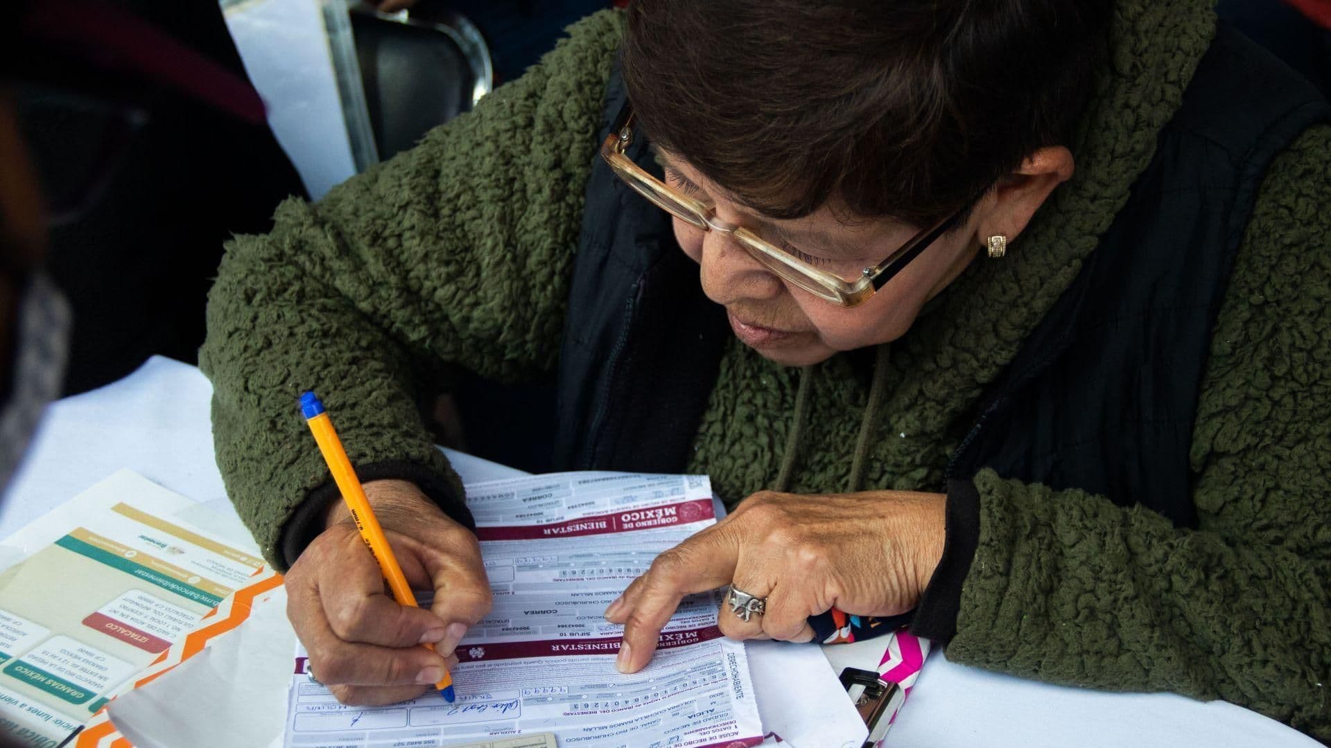 Mujer Hace Registro a programa del Gobierno de México. Apoyos Bienestar con Registro Abierto en Septiembre 2026.