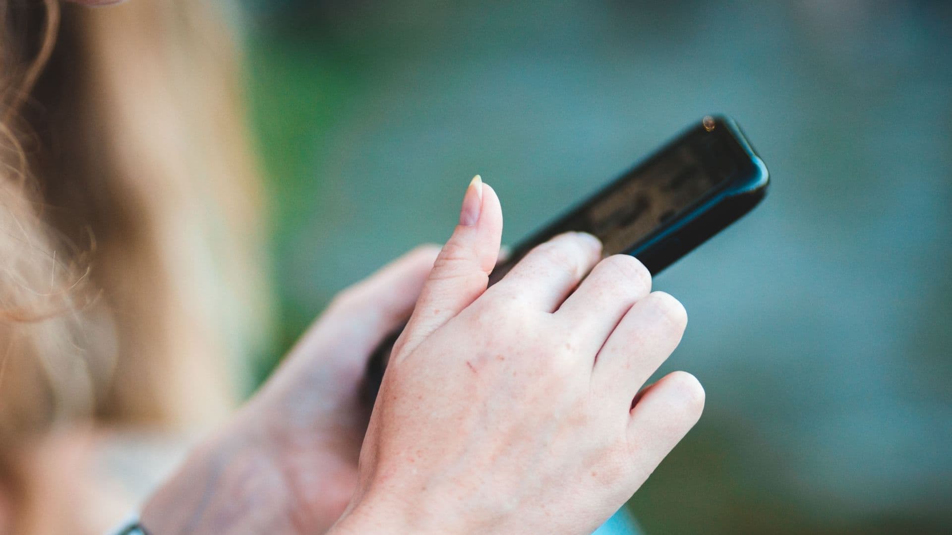Hombre es víctima de robo tras conocer a una mujer en una app de citas.