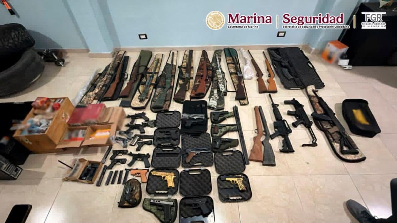 Armas aseguradas durante cateos en Puebla y Edomex
