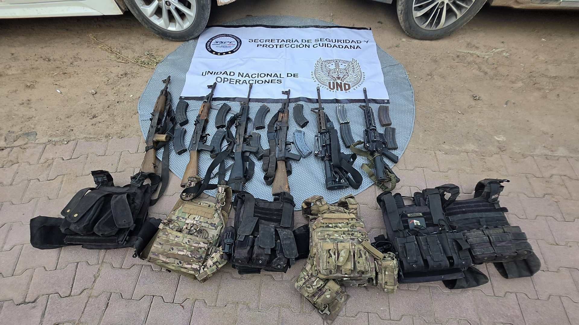 Armas largas y otros artefactos asegurados en Sinaloa. Foto: X @OHarfuch