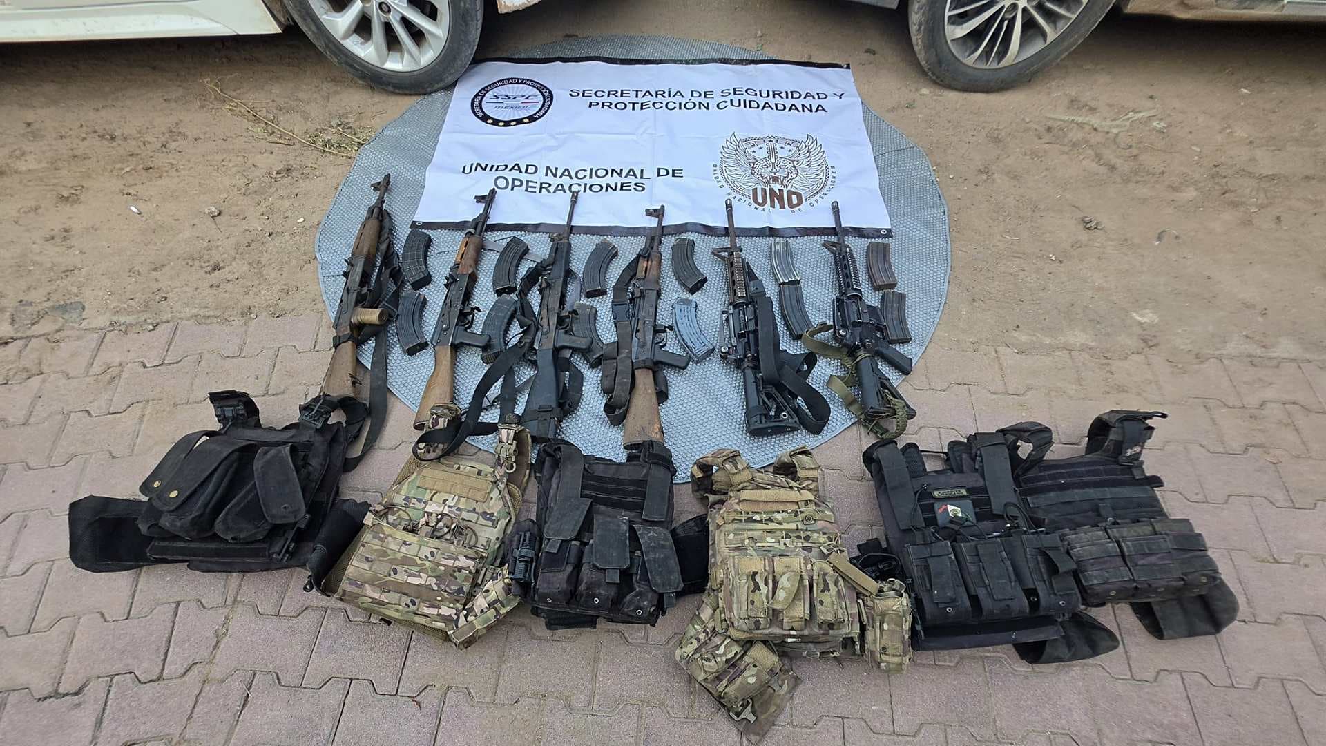 Armas largas y otros artefactos asegurados en Sinaloa. Foto: X @OHarfuch