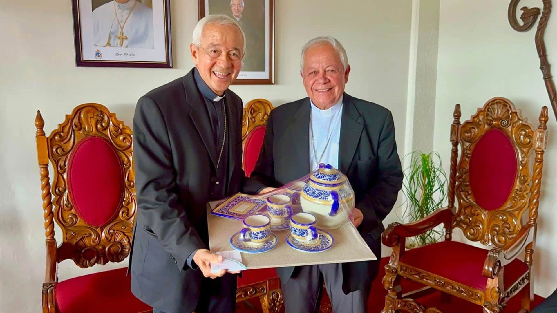 Mons. Víctor Sánchez Espinosa visita a Mons. Jorge Carlos Patrón Wong en Xalapa.