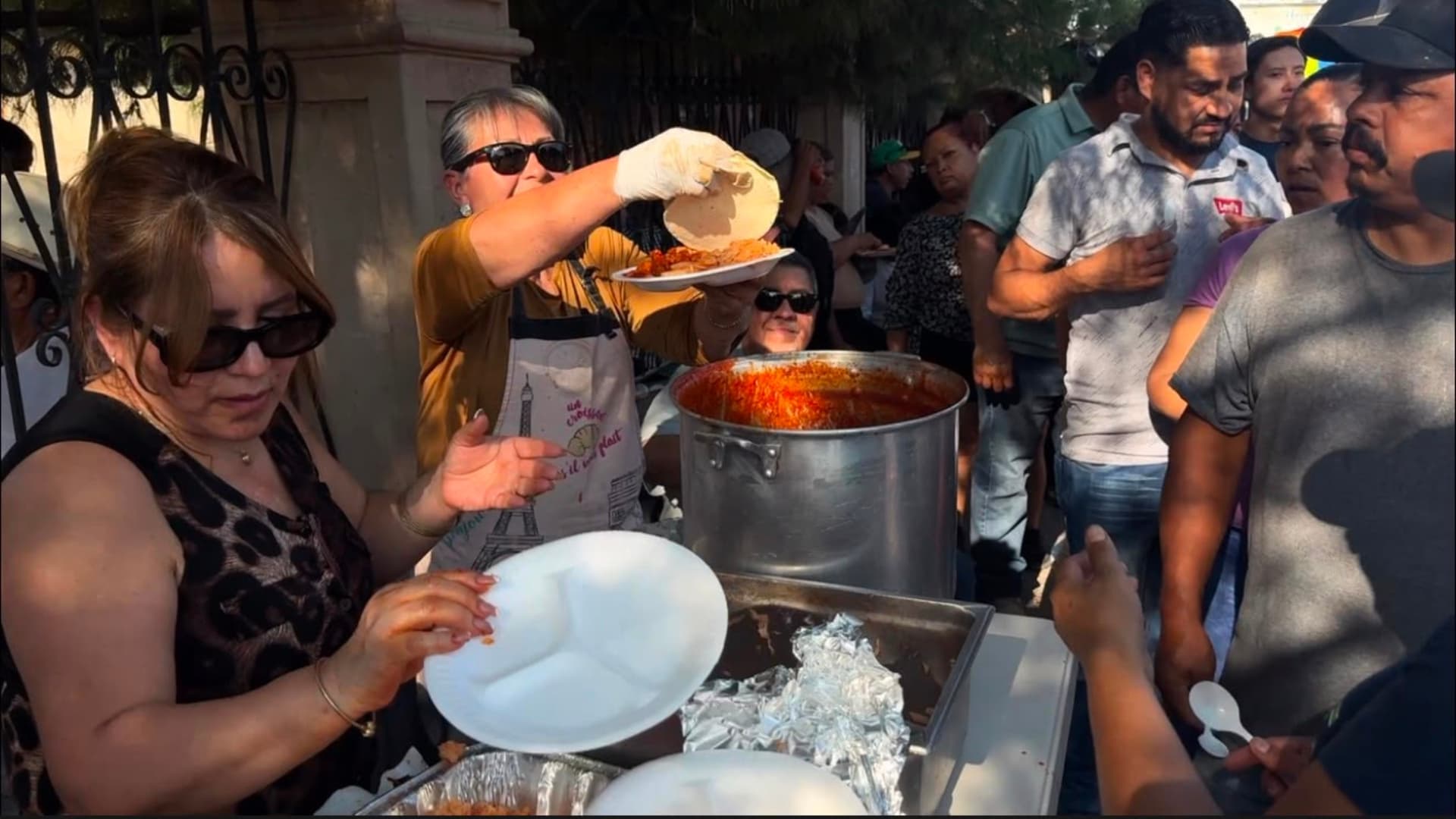 Entre los platillos ofrecidos se encuentra el tradicional asado en rojo con frijoles y arroz