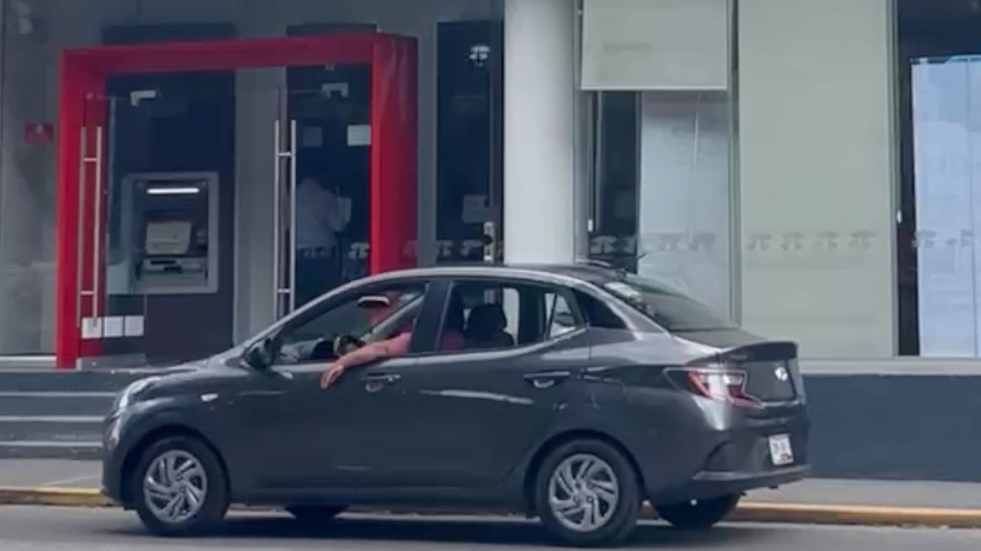 Asalto Ladrón Aparato Explosivo Banco Plaza Dorada Bulevar 5 de Mayo Puebla