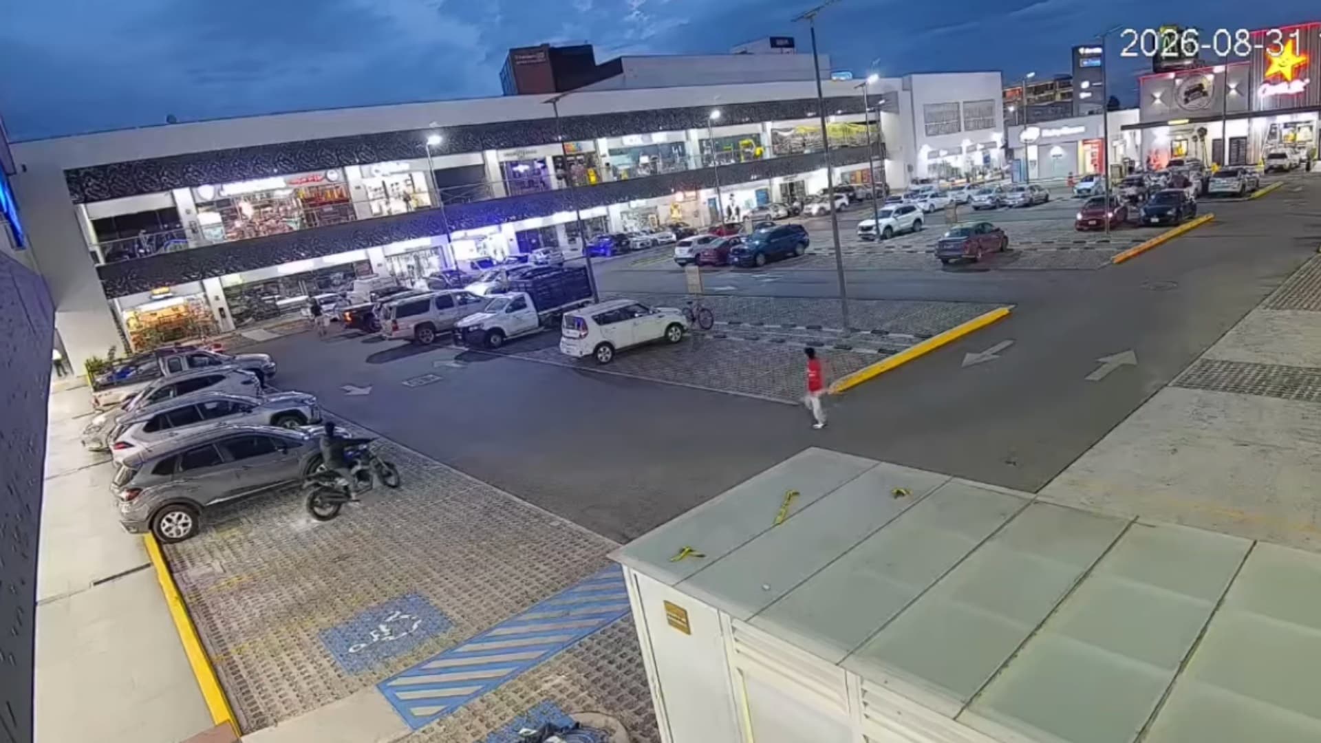 Dos hombres asaltan tienda departamental en Lomas de Angelópolis.