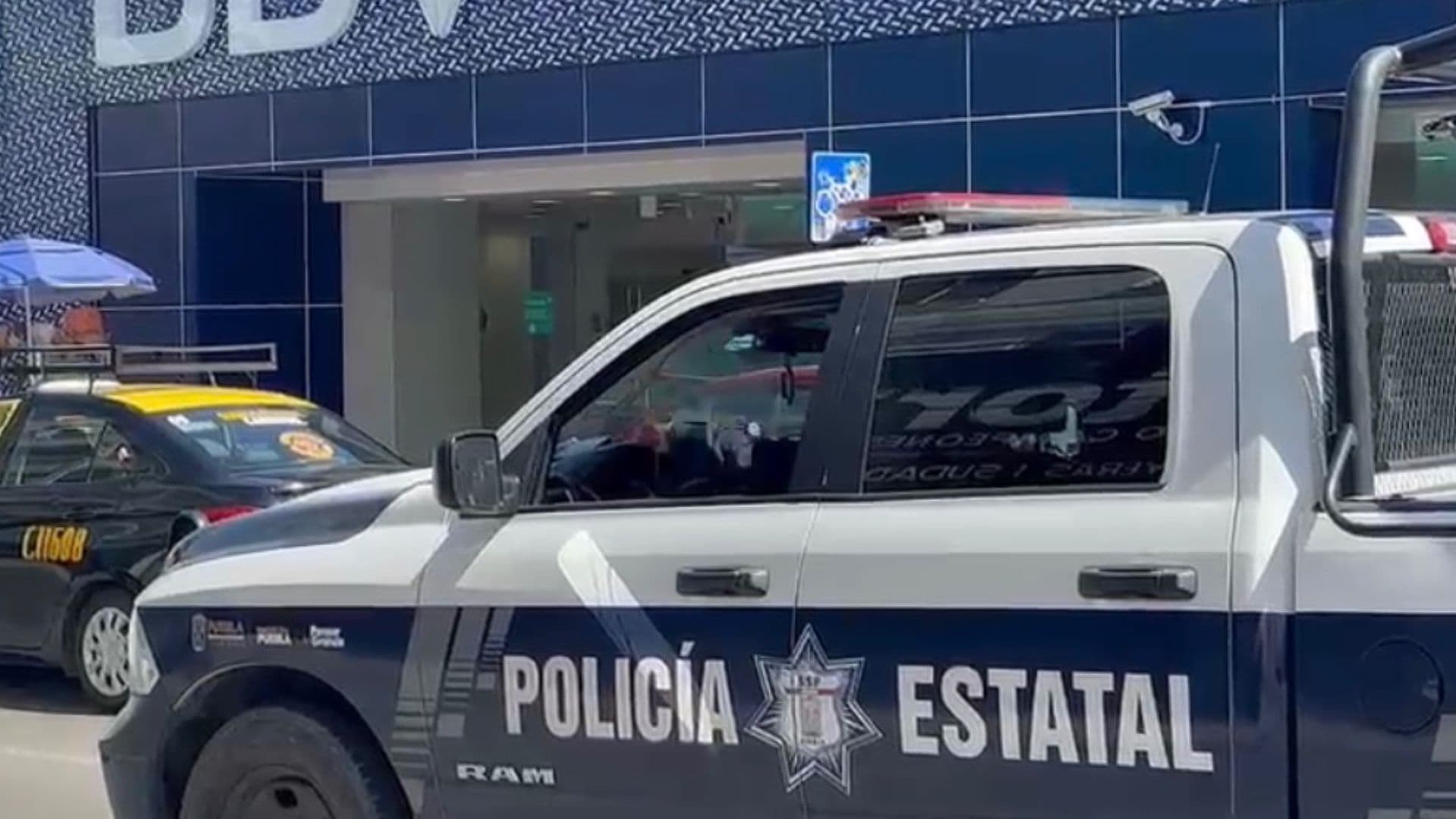 Robo a cuentahabiente en BBVA Puebla.