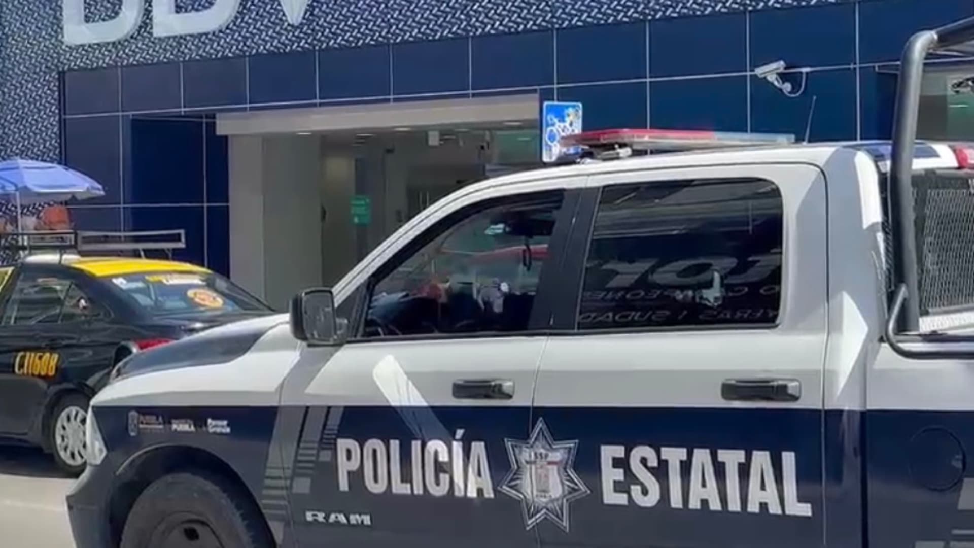 Robo a cuentahabiente en BBVA Puebla.