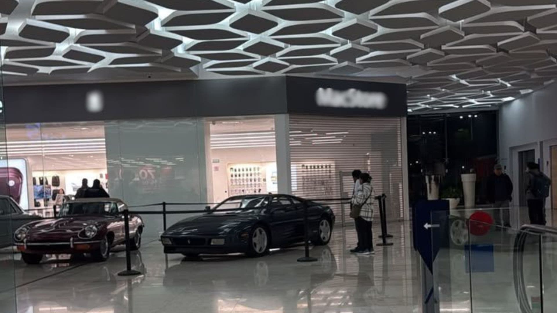 Asalto y robo de celulares en Plaza Vía San Ángel de Puebla.