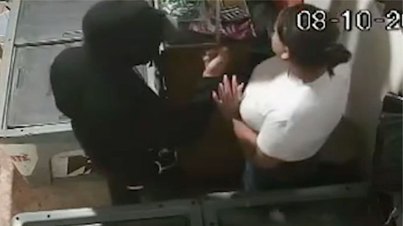 Hombre Asalta Tienda de Conveniencia con un Machete en Montemorelos, NL