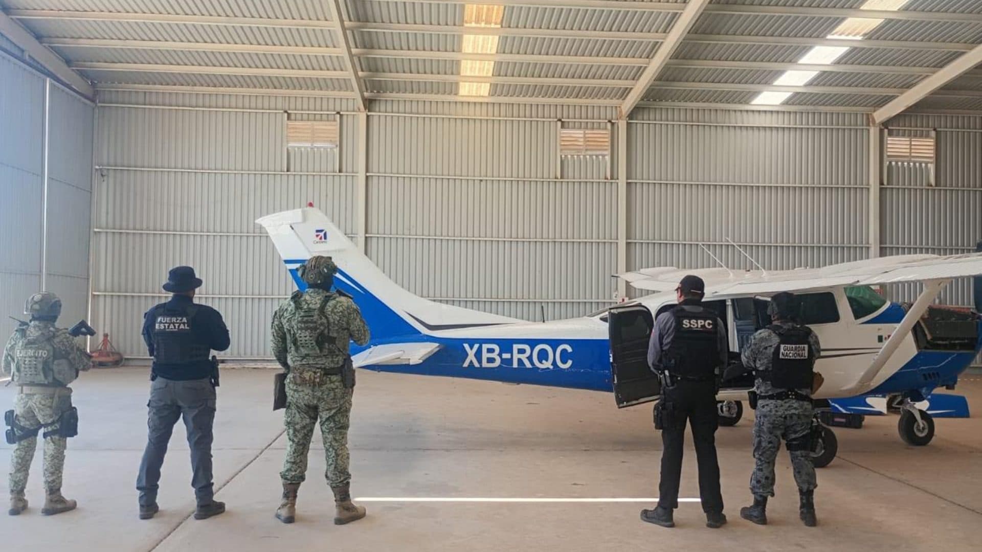Esta es la avioneta cargada de droga que confiscaron autoridades federales y estatels.
