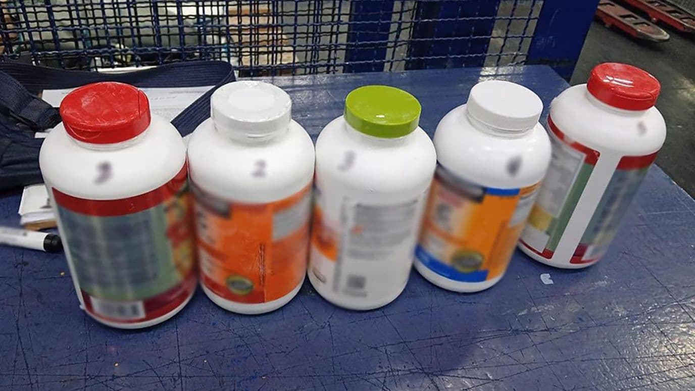 Frascos de suplementos con hidrocodona y acetaminofén asegurados en AICM
