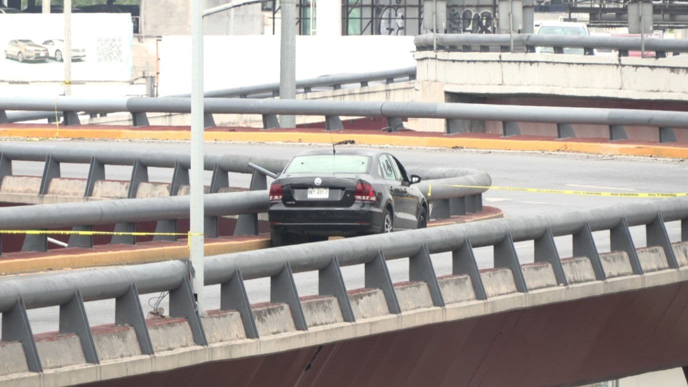 Ejecutan a Dos Hombres a Bordo de Vehículo en Av. Gómez Morín en Monterrey, NL
