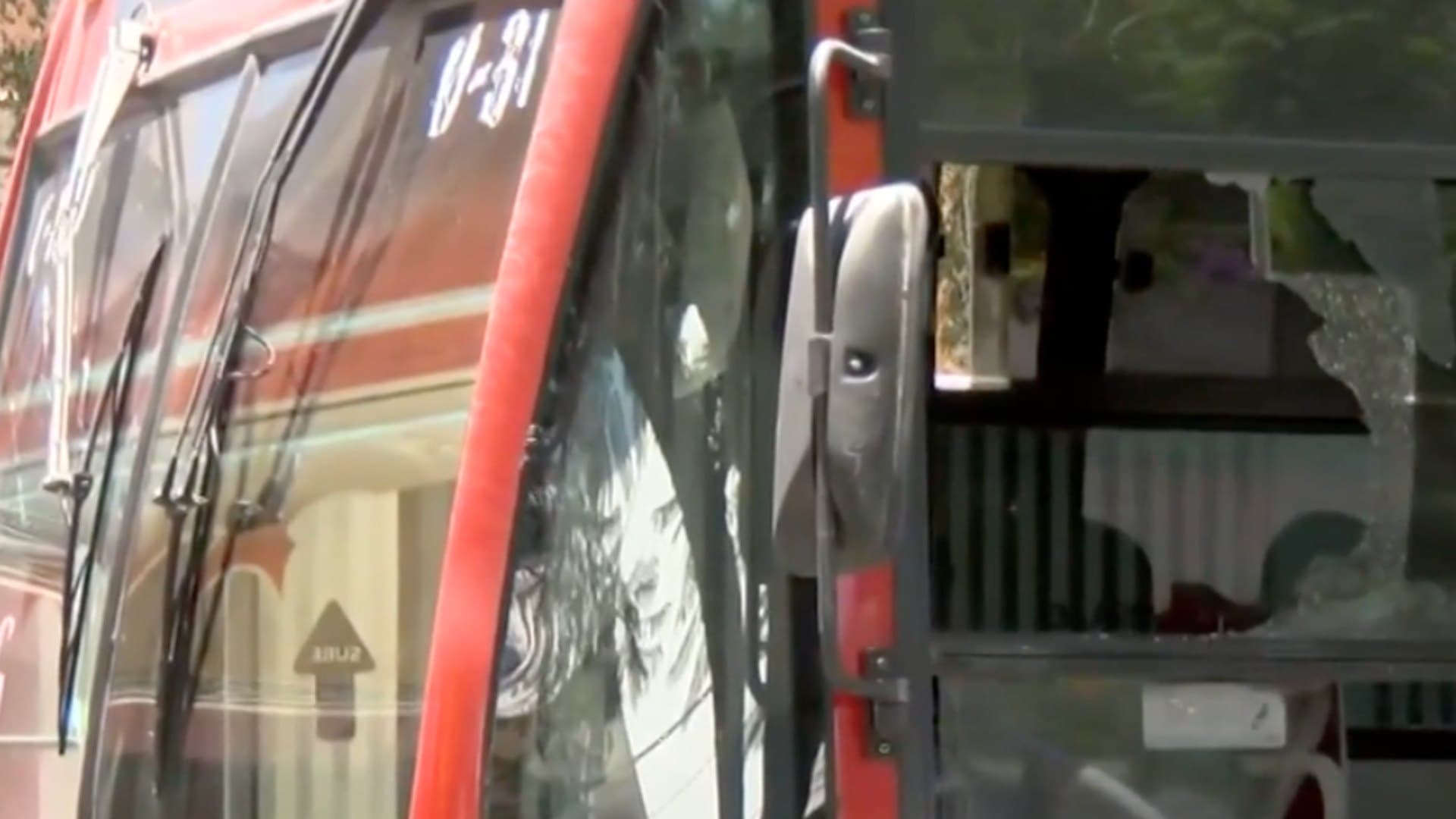 Un automovilista disparó a un camión del transporte público tras discutir con el chofer