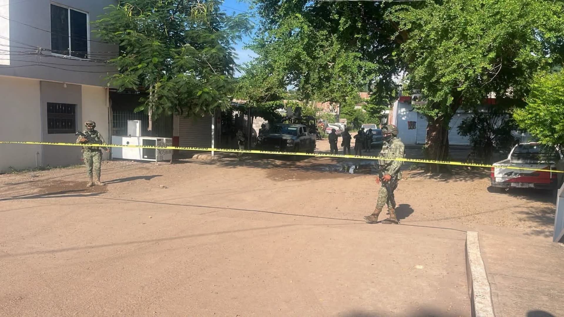 Los elementos de seguridad mantienen acordonado el negocio donde ocurrió el crimen