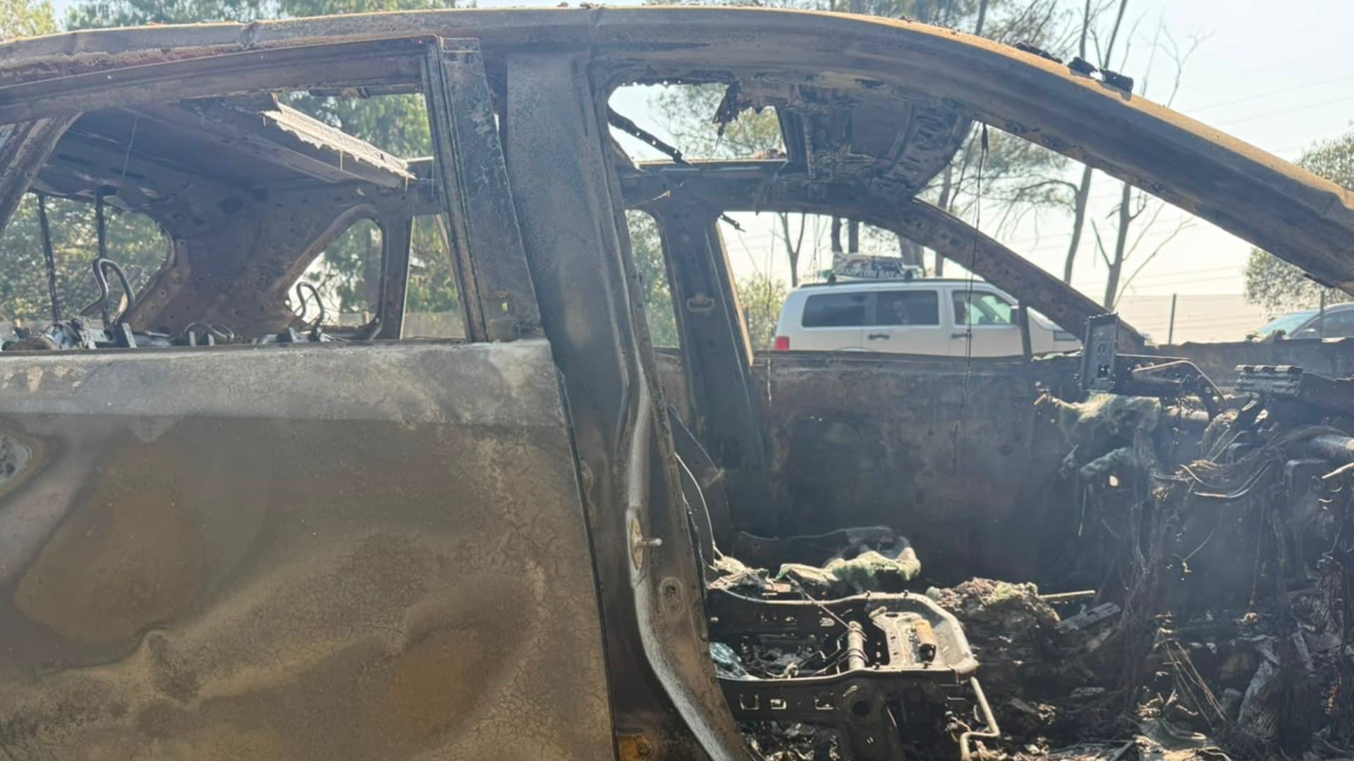 Camioneta calcinada en la autopista México-Cuernavaca