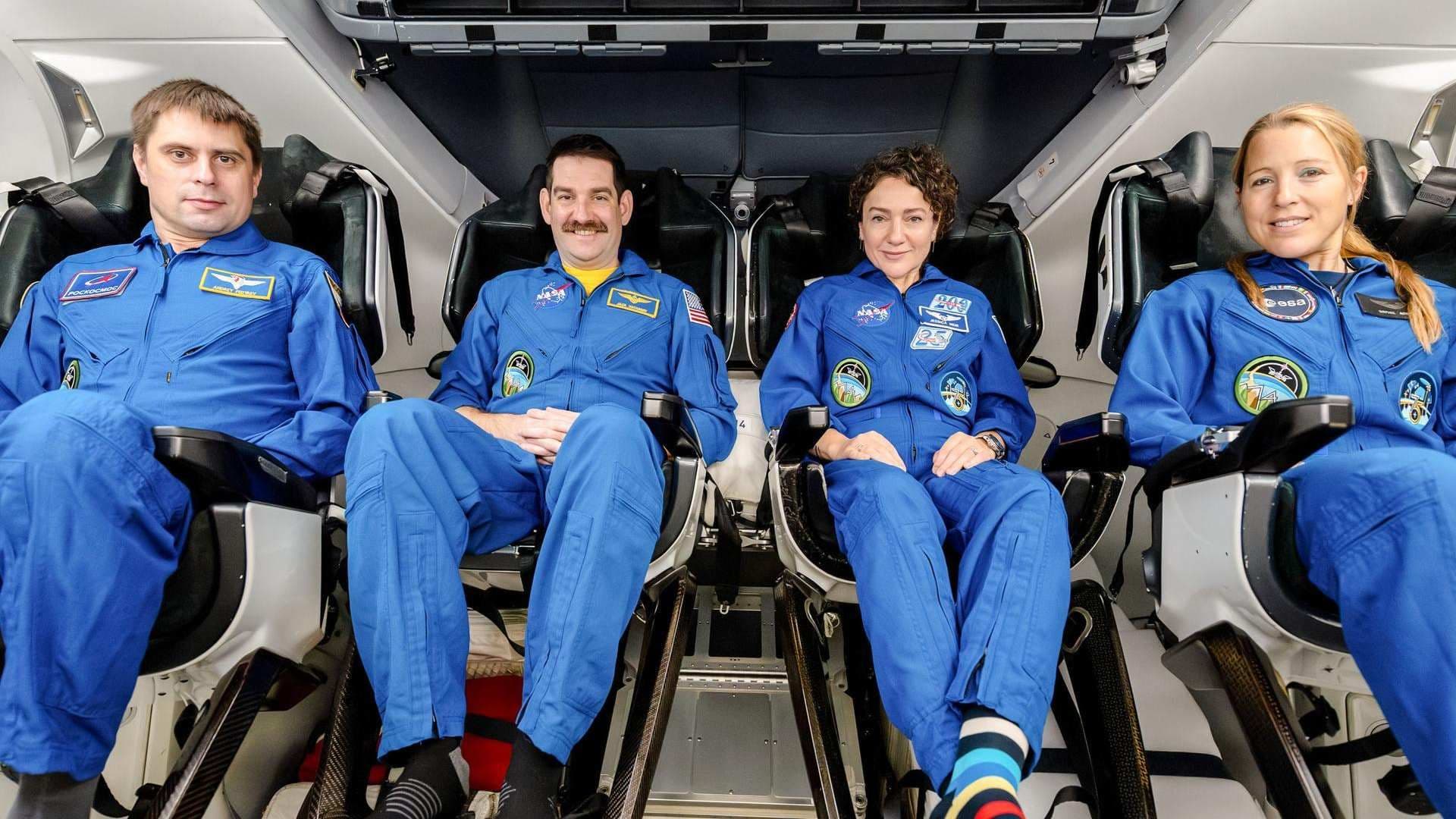 Los miembros de la misión SpaceX Crew-12 de NASA juntos en la nave espacial Dragon en la sede de SpaceX en Hawthorne, California, el 23 de enero 2026