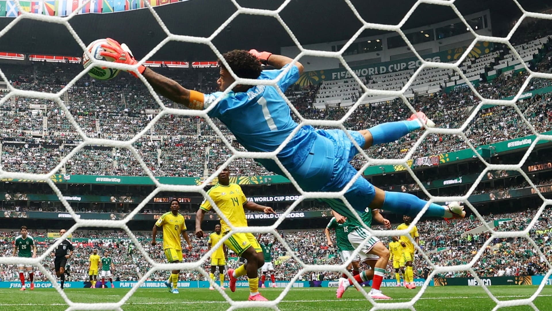 Atajada Ronwen Williams a disparo de Raúl Jiménez México vs Sudáfrica Mundial 2026