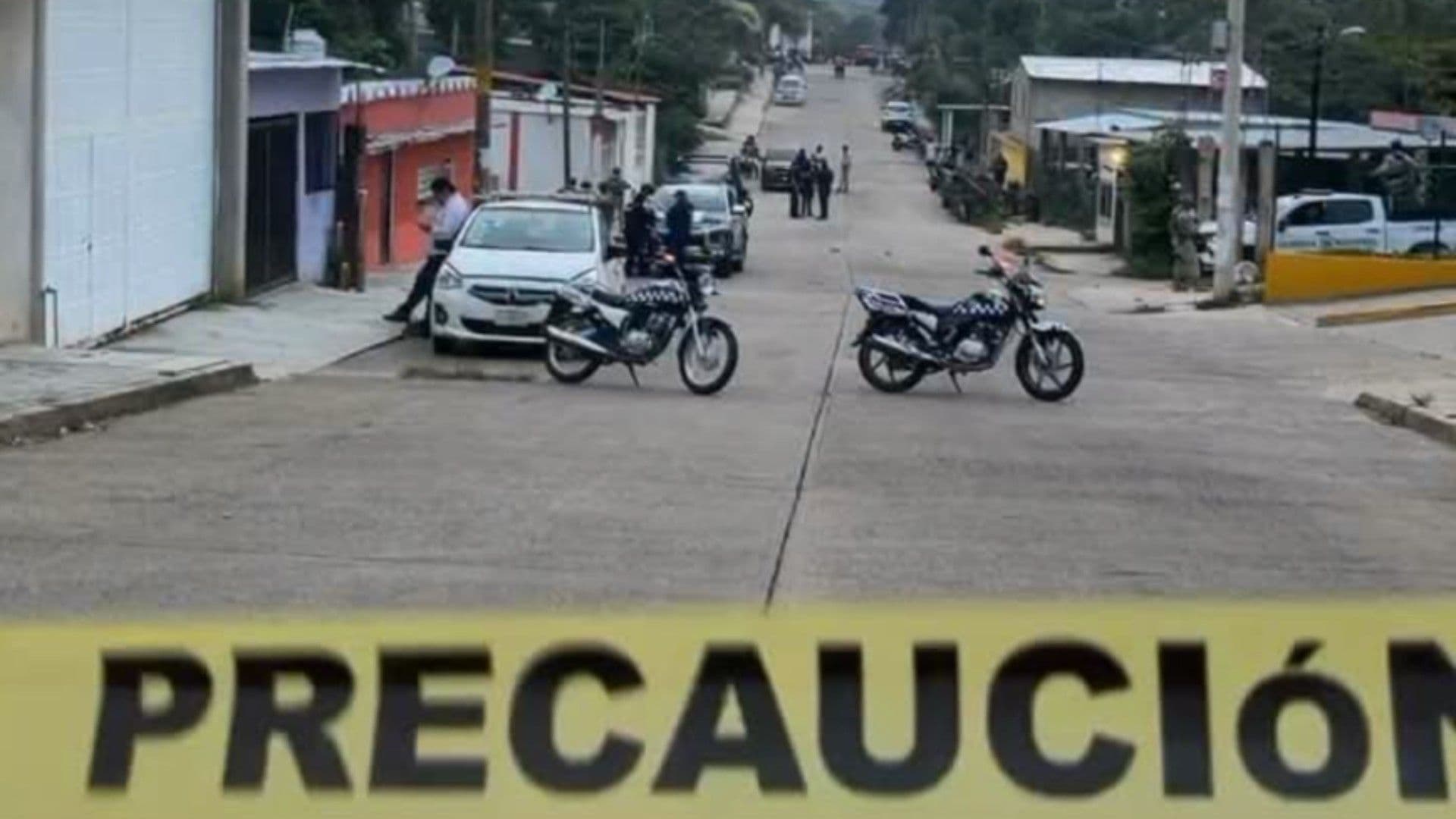 Acordonamiento por elementos policíacos por un ataque armado en Oluta, Veracruz.