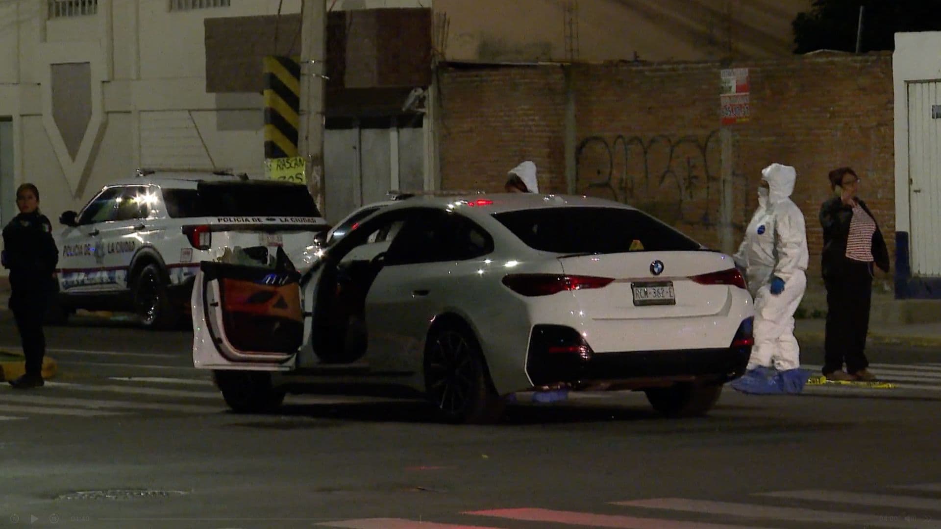 El cuerpo de la víctima quedó en el asiento del conductor del BMW.