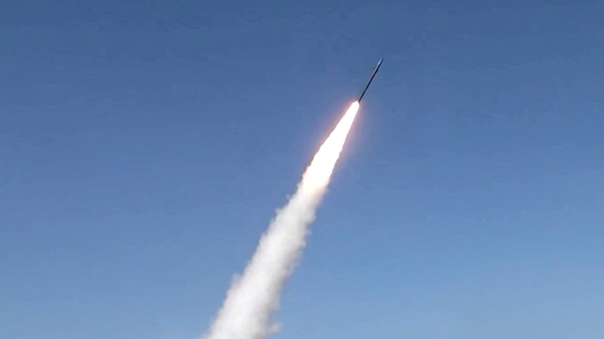 Irán Ataca Objetivos de EUA en Jordania en Represalia por Bombardeos en Ormuz