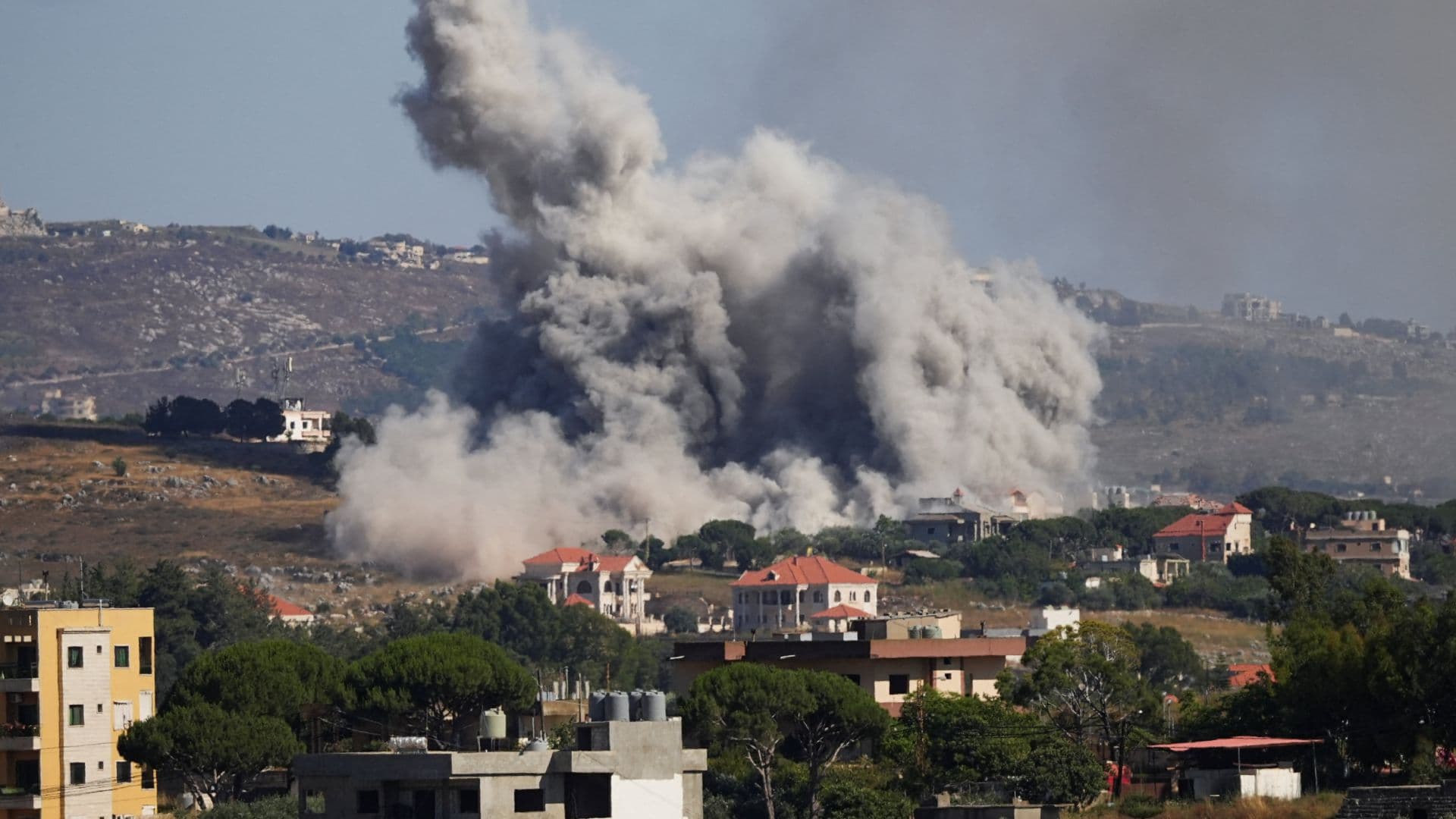 Una densa columna de humo se levanta tras un ataque israelí contra el sur de Líbano