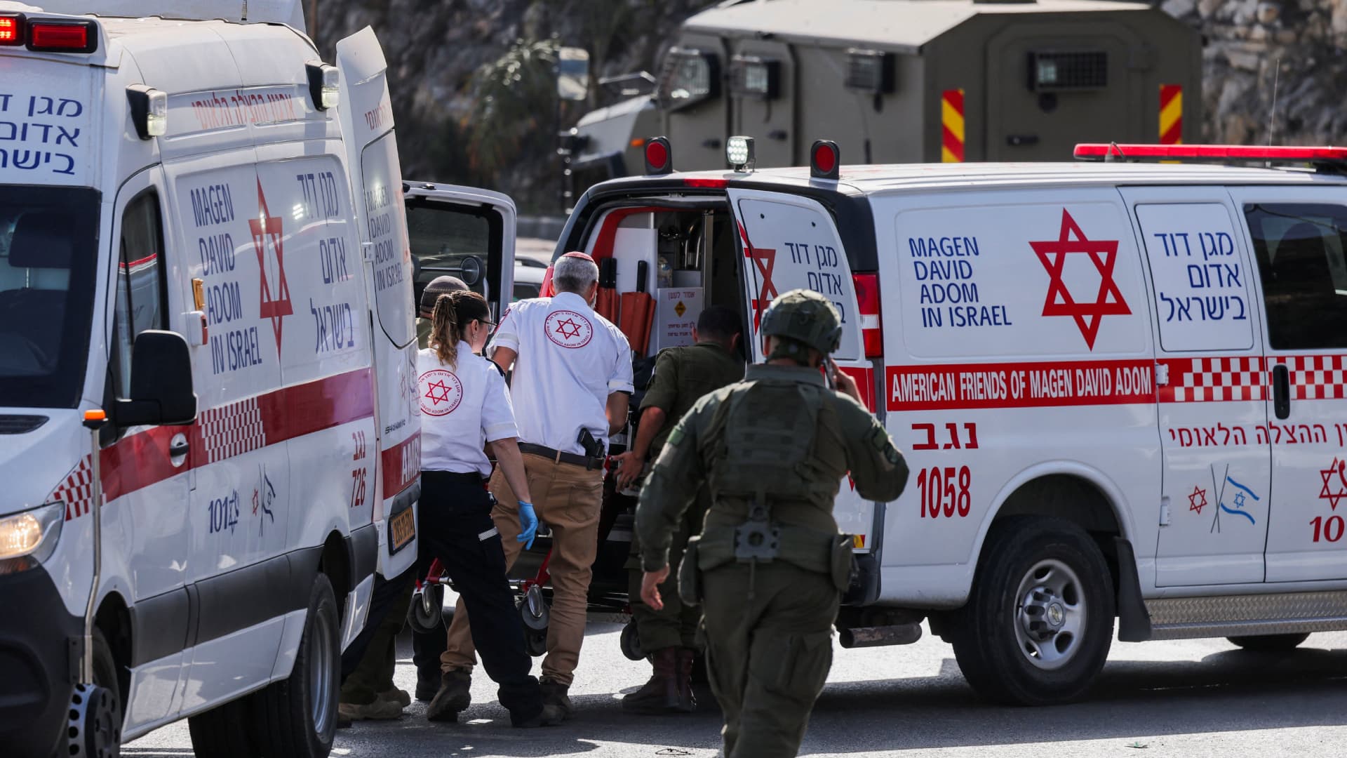 Equipos de emergencia y militares laboran durante un ataque en Hebrón, Cisjordania
