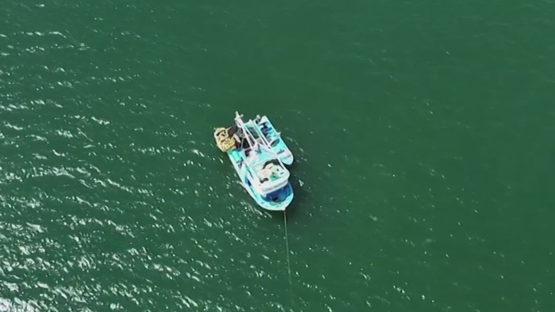 Embarcación navegando en el mar.