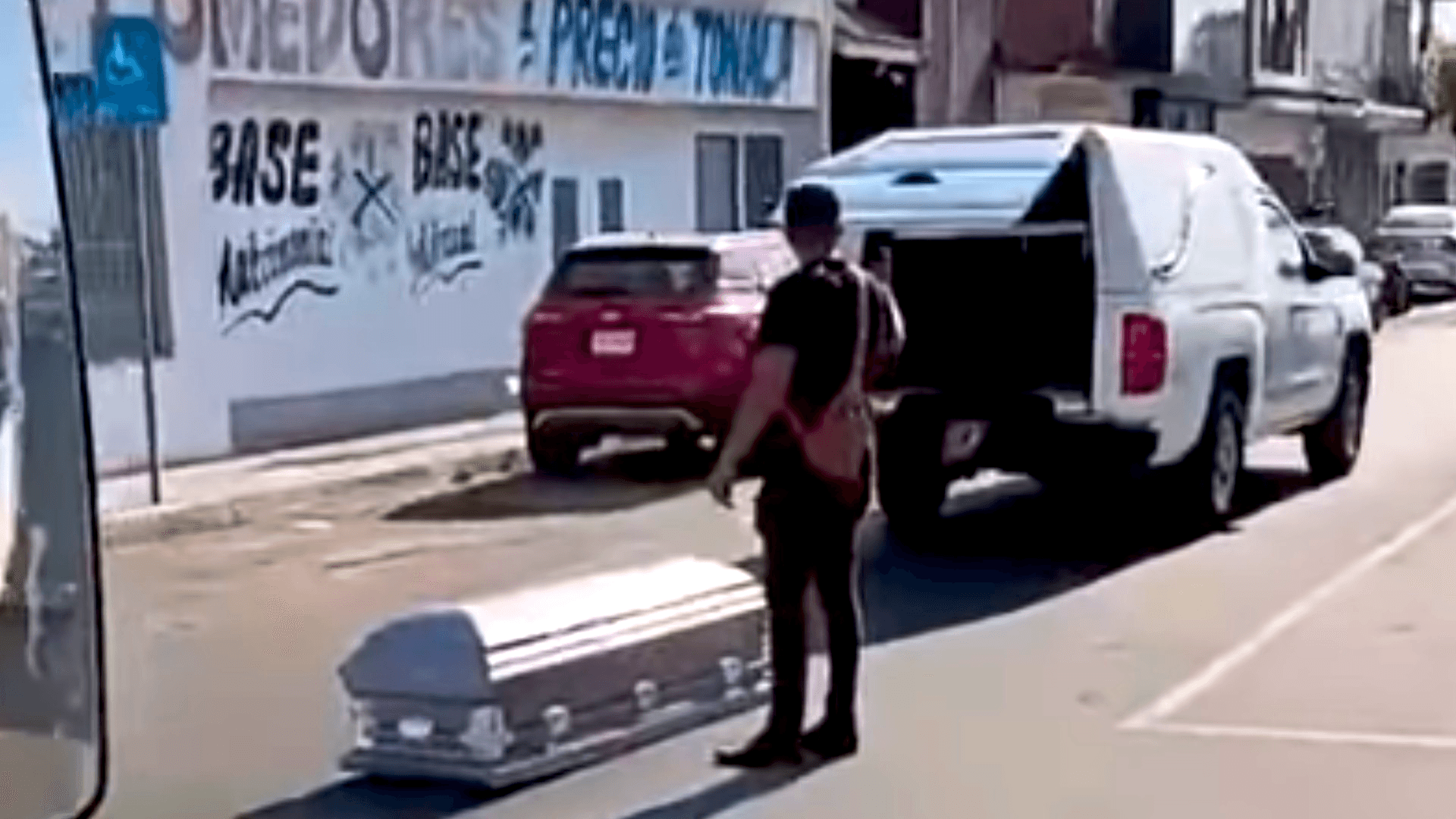 Video: Ataúd Cae de Carroza Fúnebre Durante Recorrido en Colima