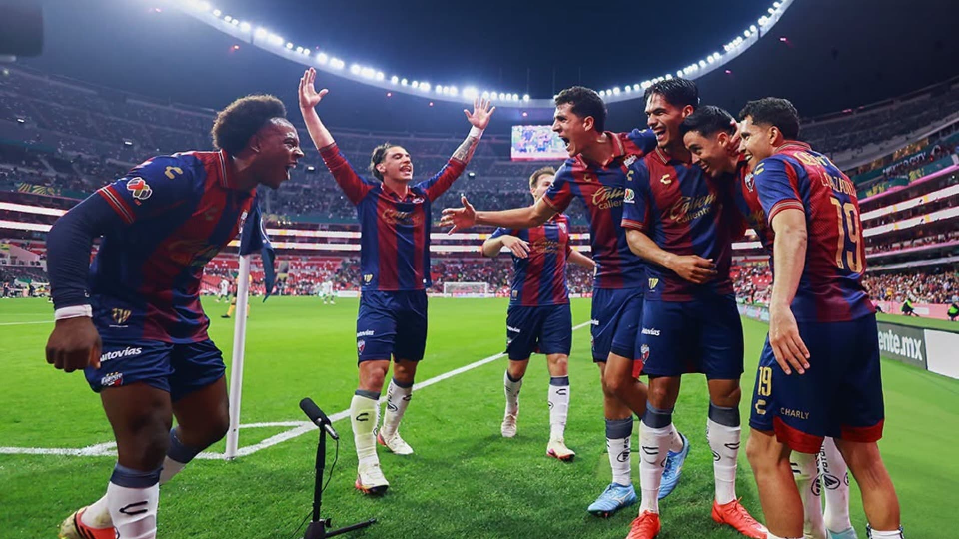 Los Potros de Hierro celebran una anotación durante un partido en el Estadio Banorte. Foto: Atlante FC
