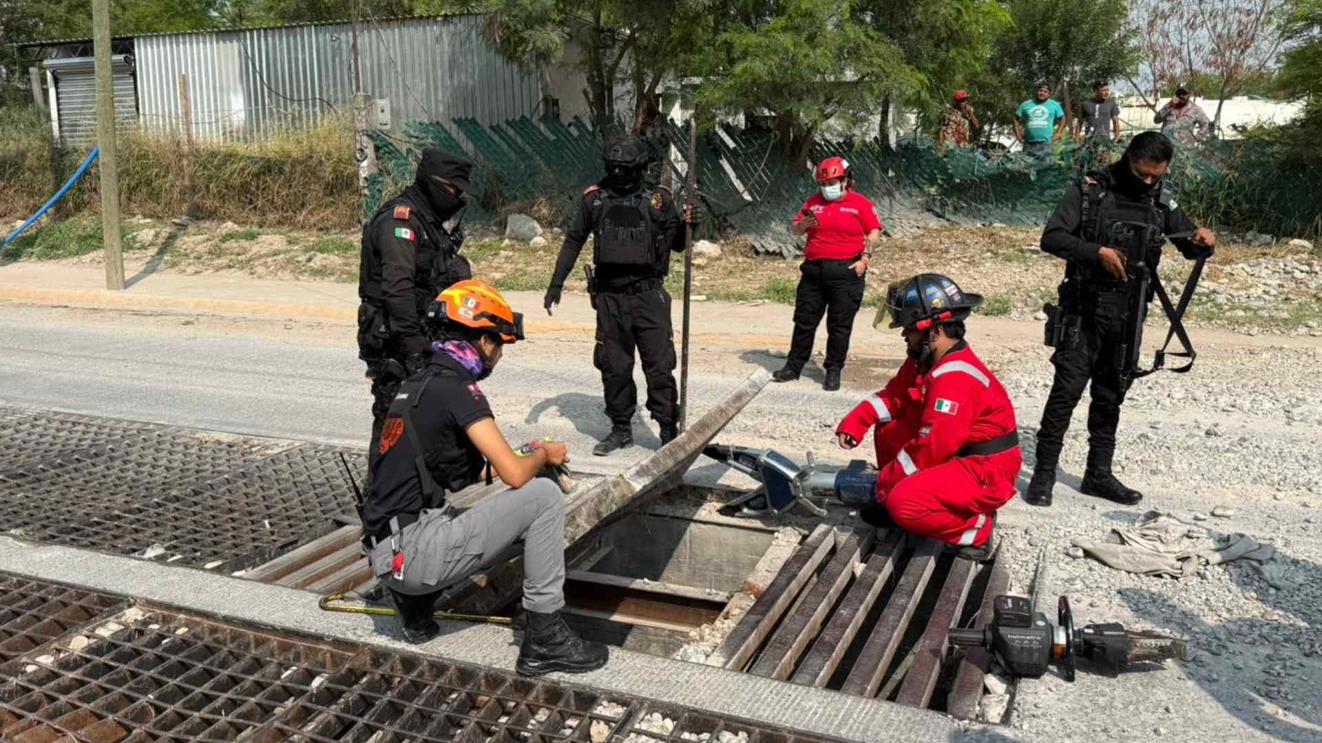 Rescatan a hombre atrapado en alcantarilla en Monterrey