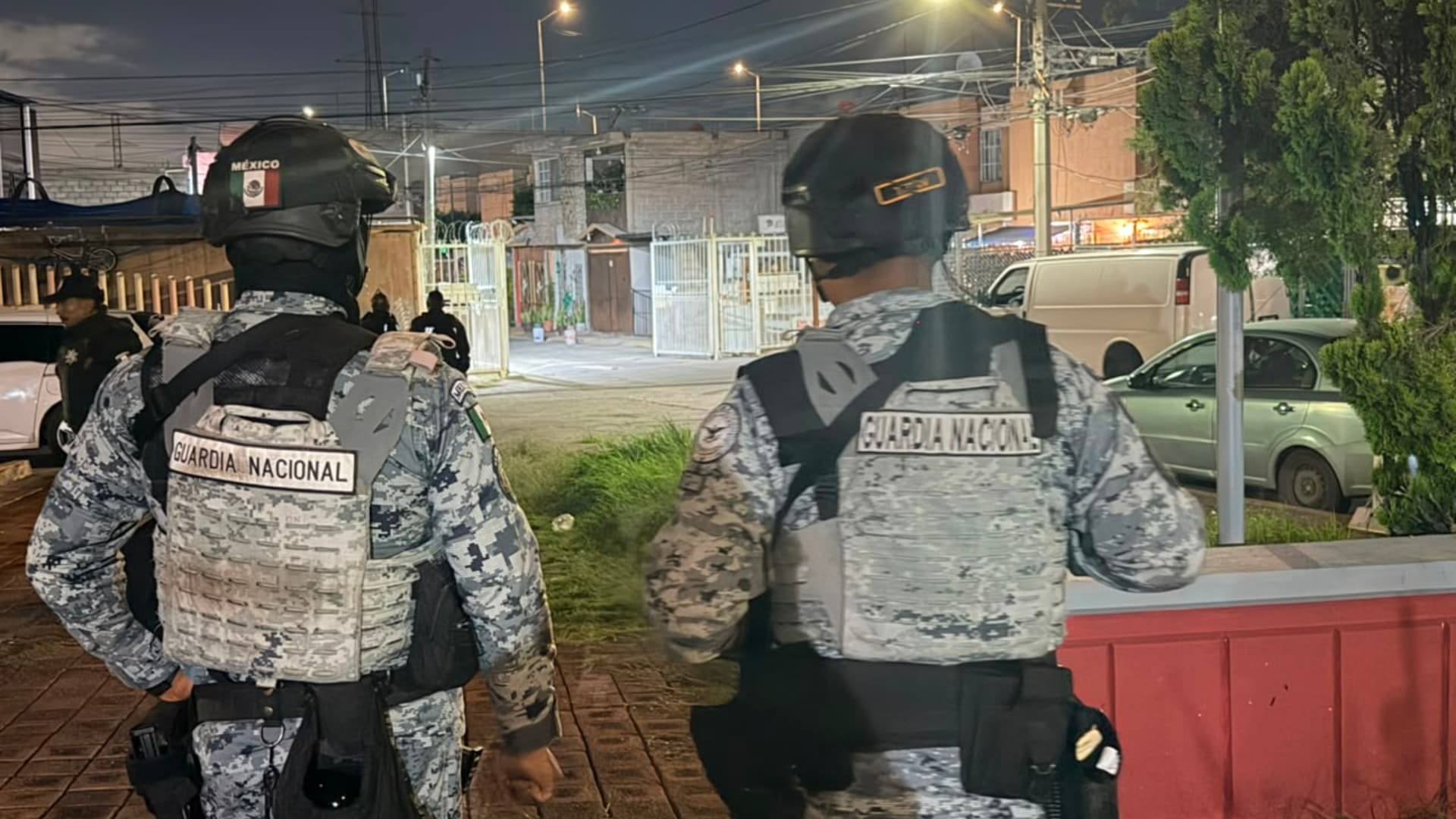 Hombre Armado se Mantiene Atrincherado en su Casa, en Tecámac; Tiene Como Rehenes a su Familia