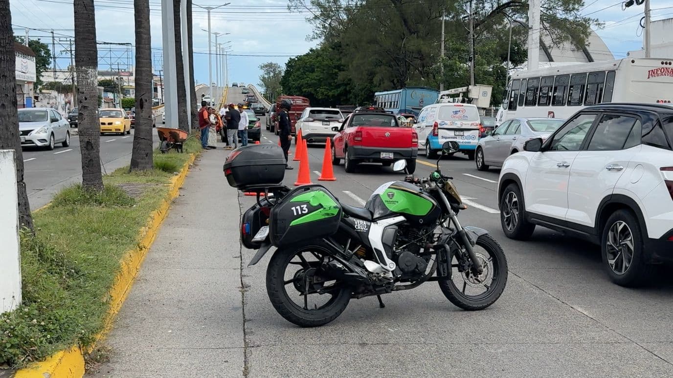 Mujer es atropellada por motociclista en Veracruz.