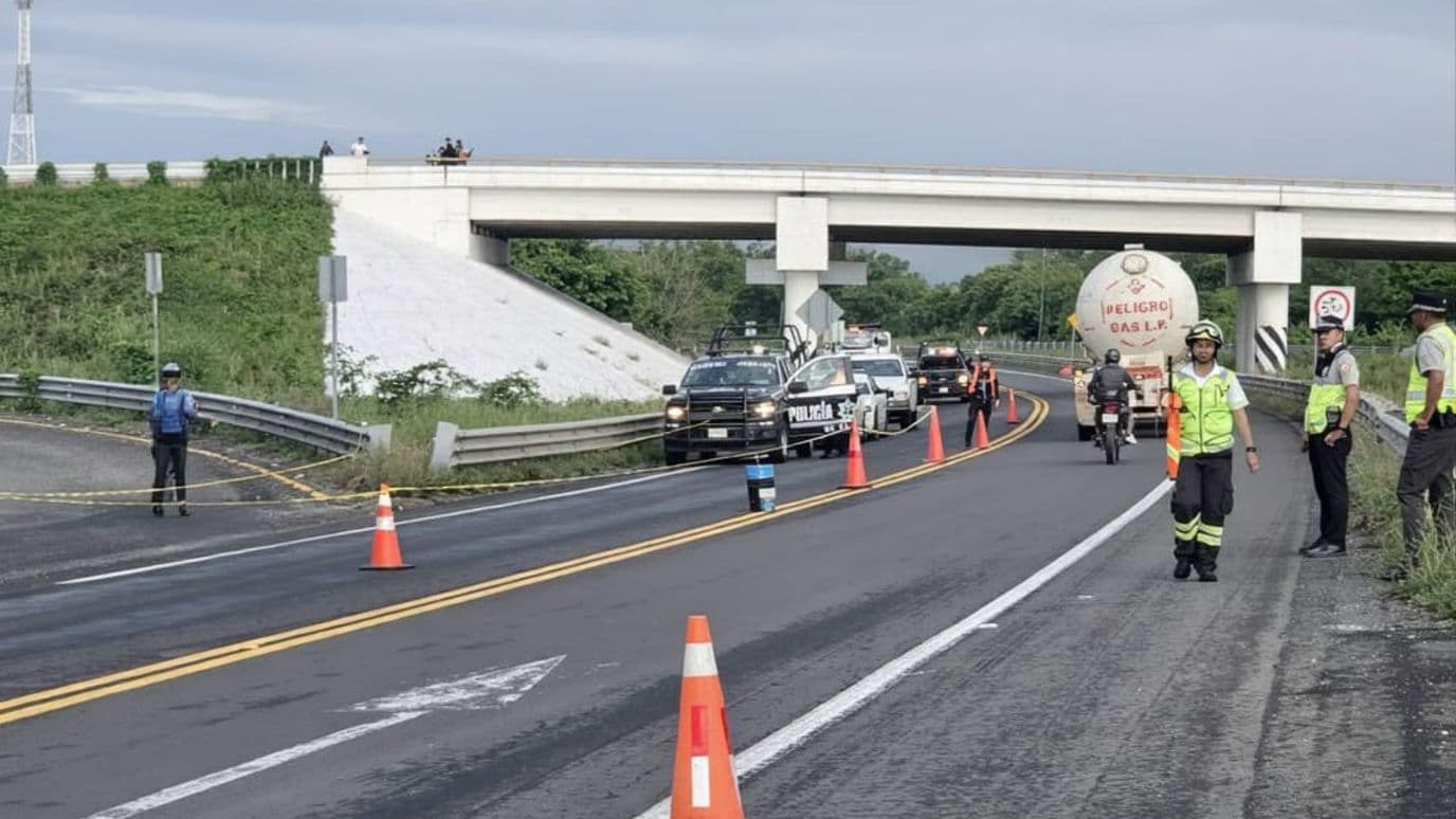 Hombre muere atropellado en la autopista Tihuatlán-Totomoxtle.