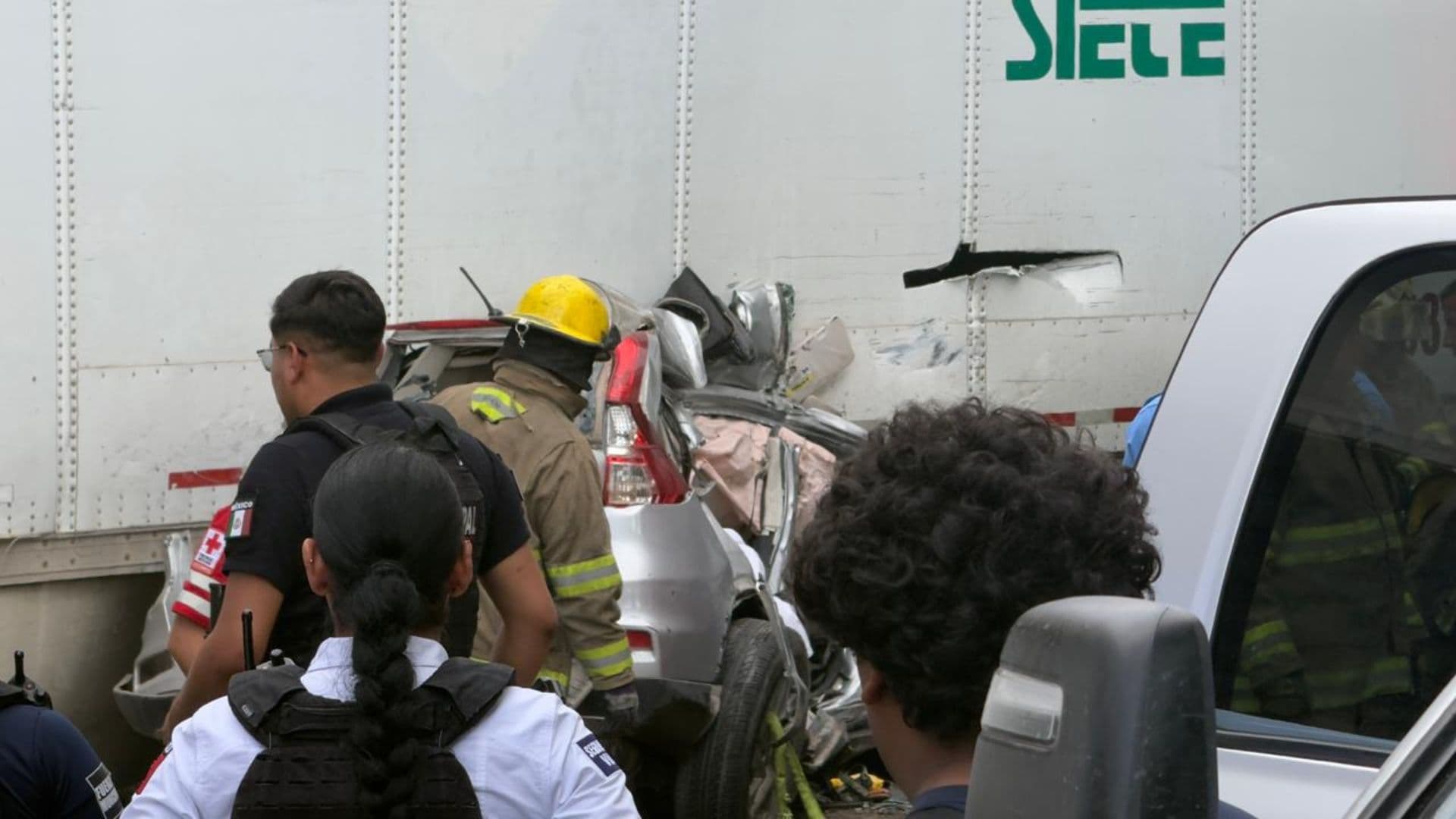 Tras el impacto, el automóvil quedó debajo del tráiler y completamente prensado.