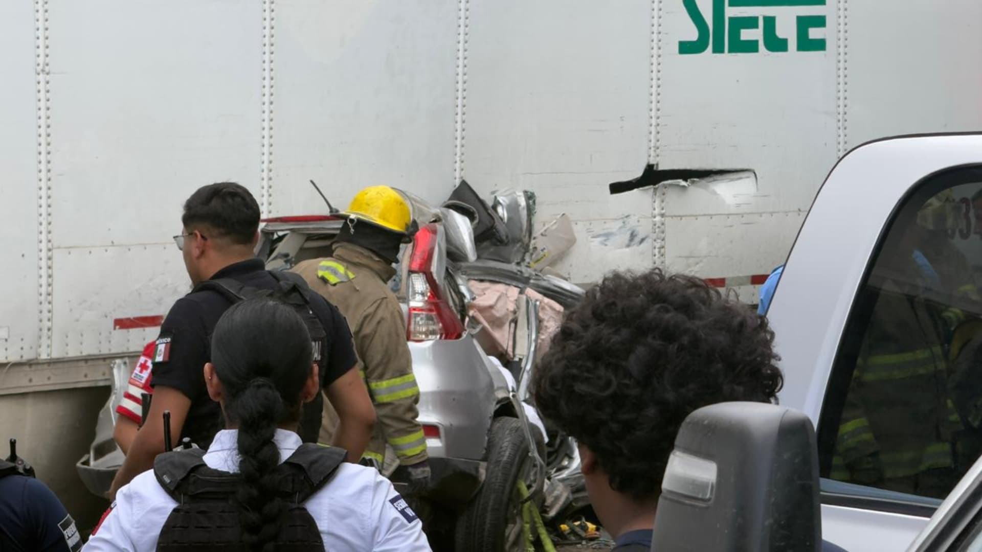 Tras el impacto, el automóvil quedó debajo del tráiler y completamente prensado.