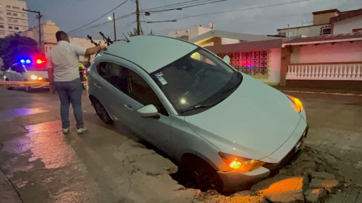 Auto cae en gran socavón en Paseo Las Flores, Boca del Río