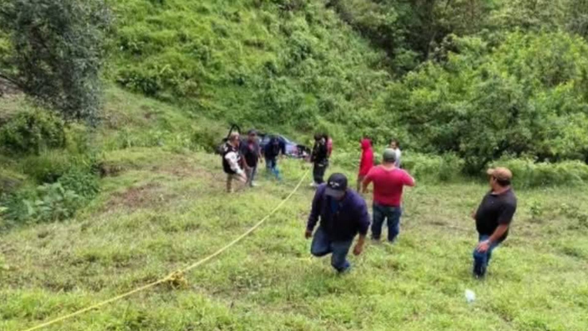 Automóvil termina en el fondo de un barranco en carretera de Veracruz