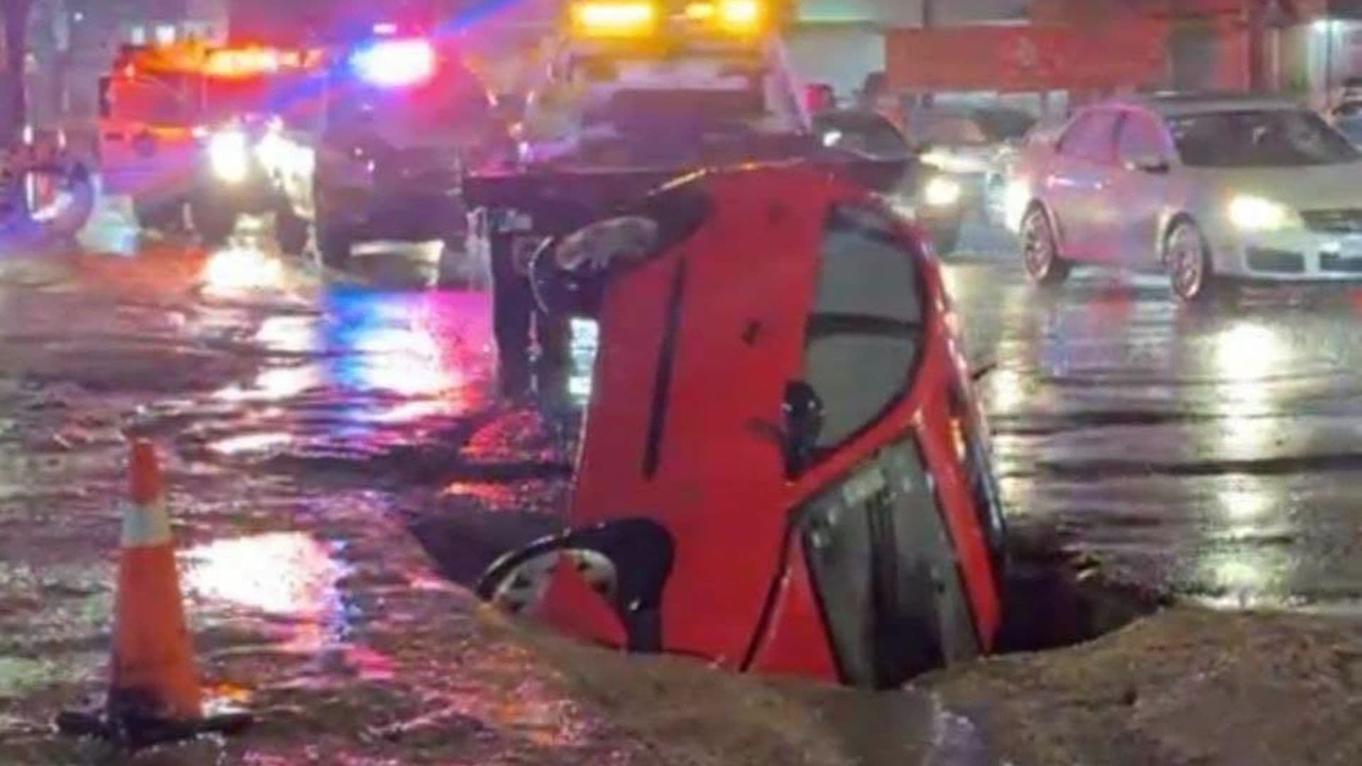 Auto cae en socavón de La María en Puebla.