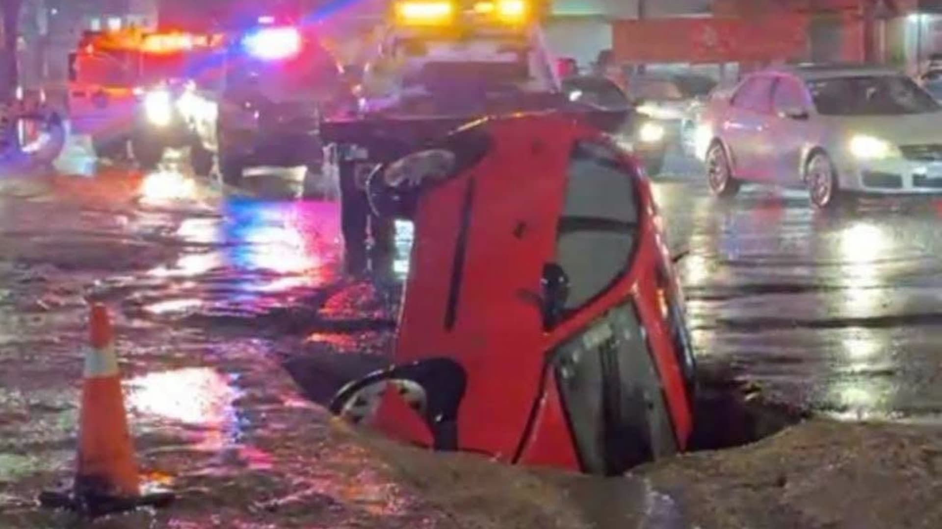 Auto cae en socavón de La María en Puebla.