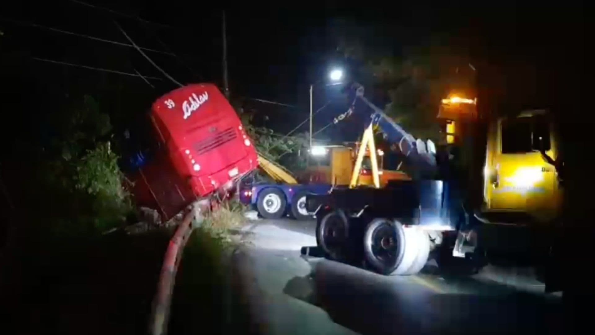 Autobús de transporte sale de la carretera y cae a barranco en Veracruz