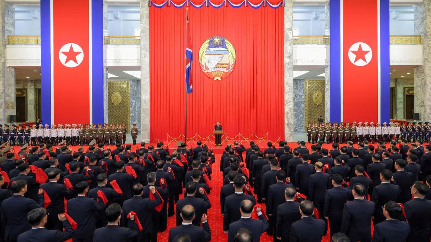 Kim Jong-un, líder norcoreano, realiza una ceremonia ante tropas