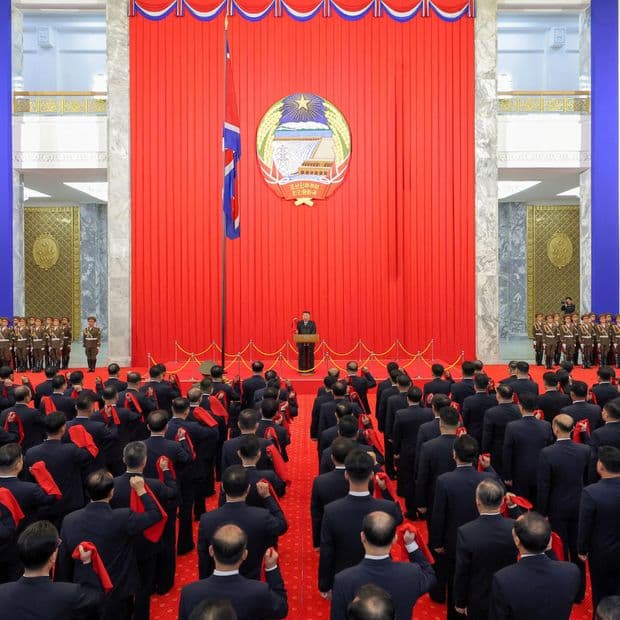 Kim Jong-un, líder norcoreano, realiza una ceremonia ante tropas