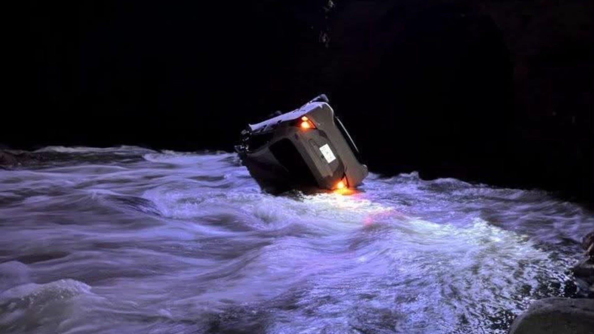 Automóvil Termina Volcado en un Río de la Zona Centro de Veracruz; Autoridades Investigan