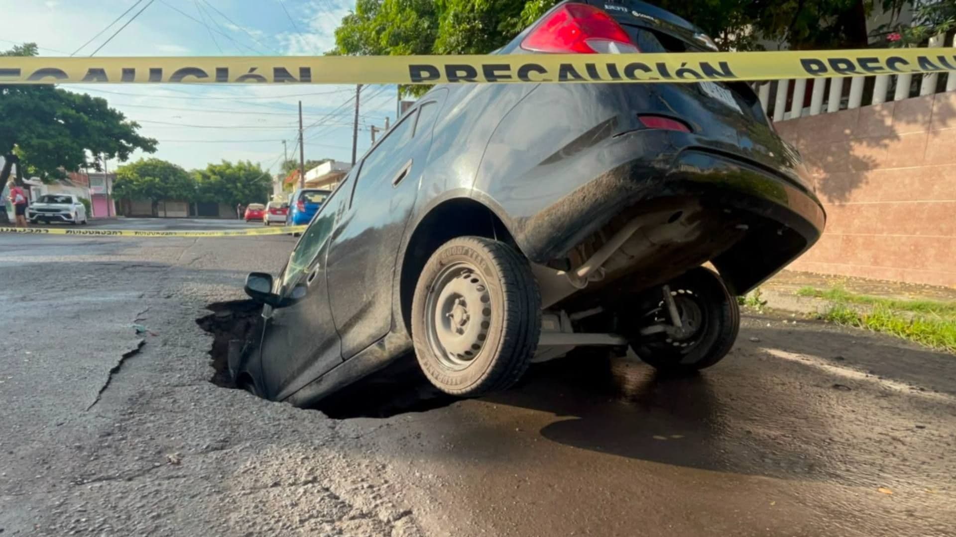 Automóvil color negro cae en socavón mientras circulaba por calles de Veracruz
