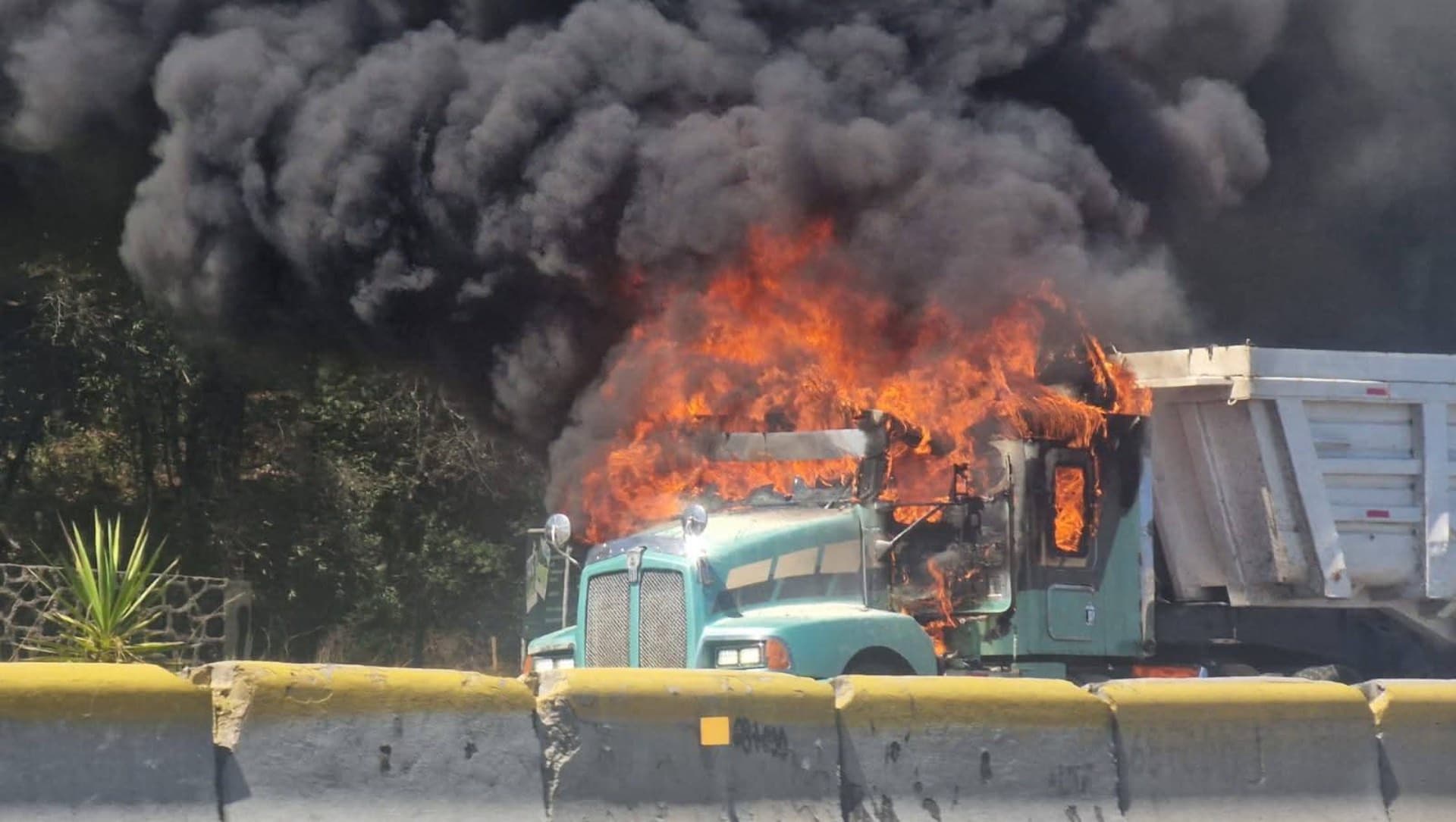 Se Desata Enfrentamiento entre Guardia Nacional y Encapuchados en la Autopista México-Puebla