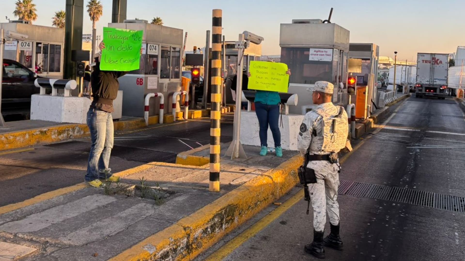 Un guardia nacional vigila una protesta en la caseta de cobro en la México-Querétaro