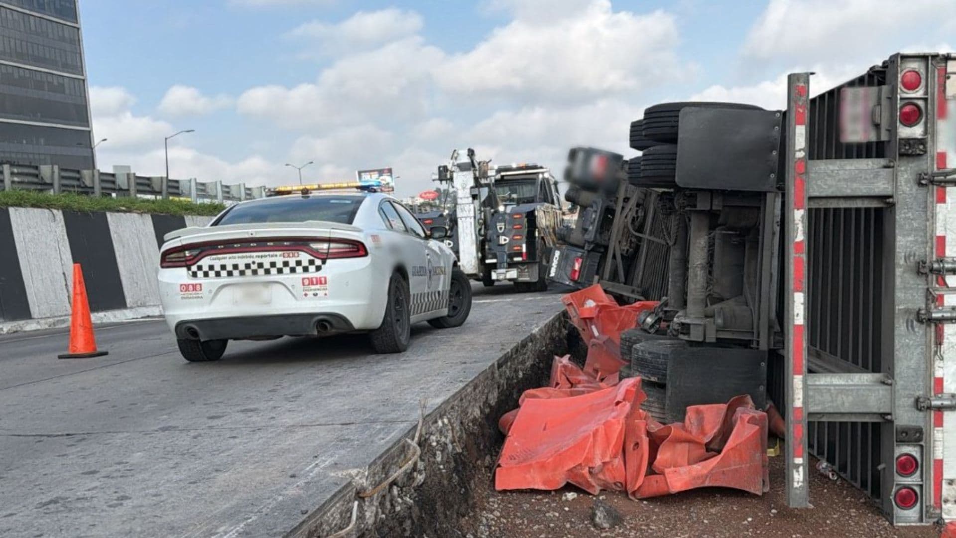 La Guardia Nacional abandera un accidente en el km 147 de la México-Querétaro, a la altura de la caseta de Palmillas