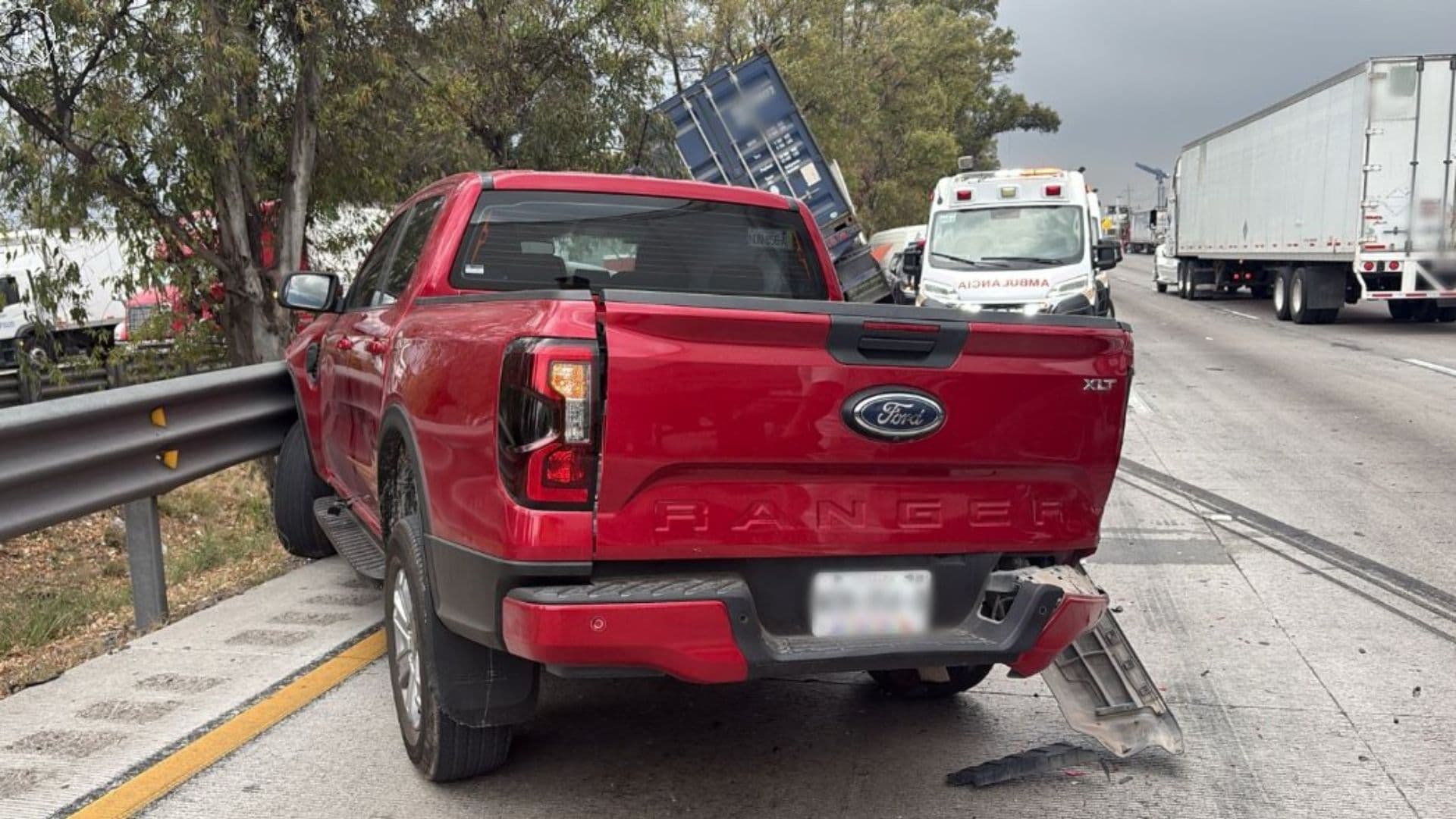 Accidente entre una camioneta particular y un tráiler en el km 43 de la México-Querétaro