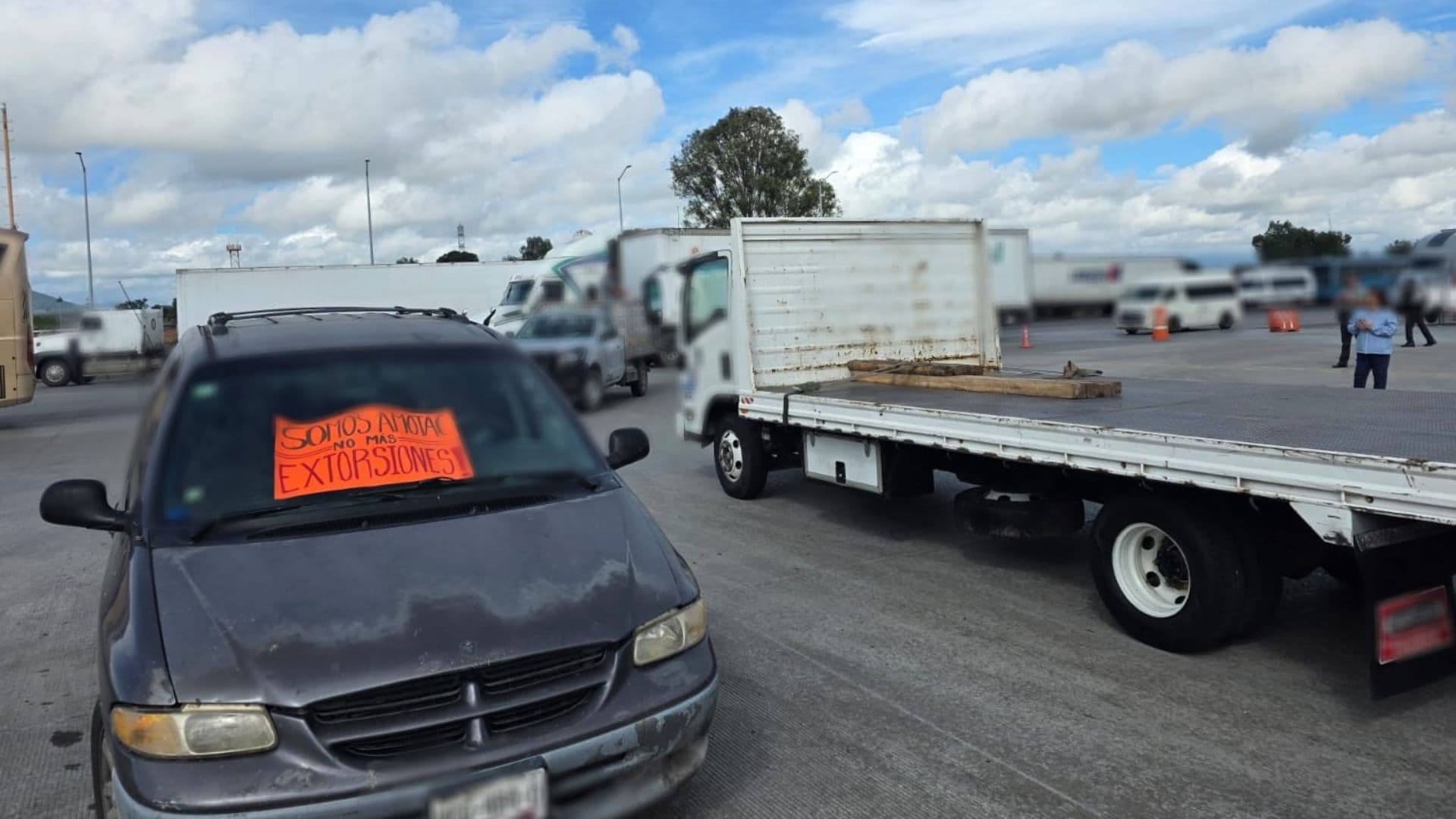 Transportistas bloquean la autopista México-Querétaro